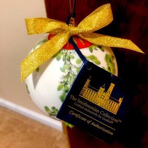 Smithsonian Collection by Goebel - Mistletoe Kissing Ball Red